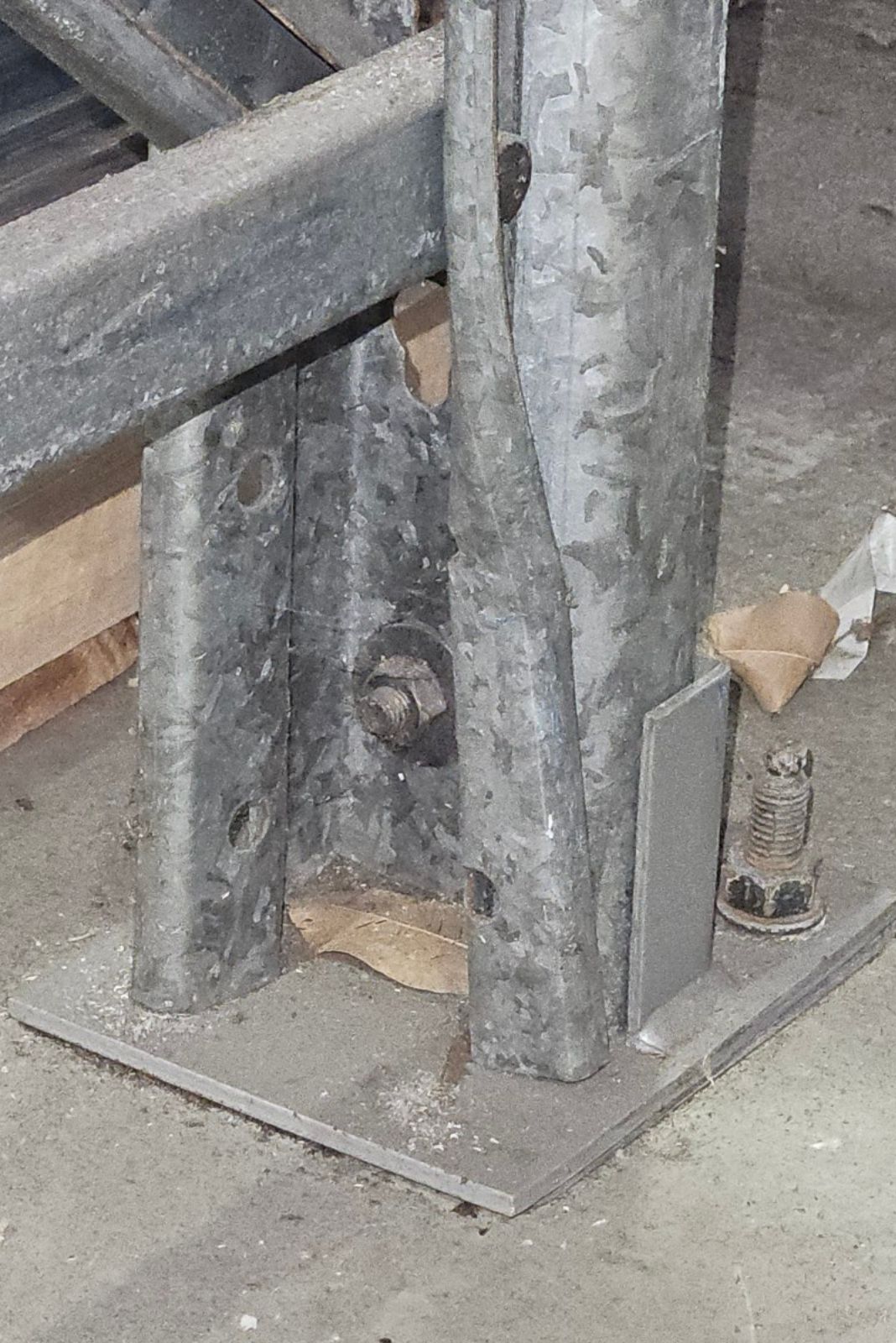 Forklift damage to pallet racking upright 3