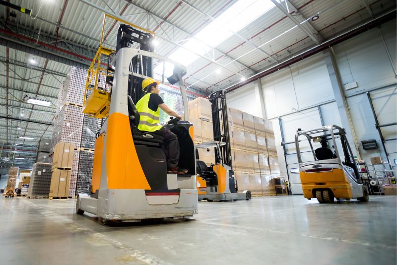 Your Quick Guide to Warehouse Material Handling Equipment